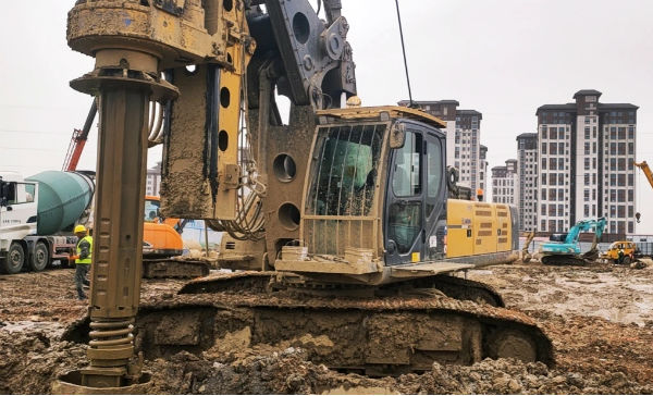 深圳大樁、深樁施工，徐工大噸位旋挖機(jī)展風(fēng)采.jpg